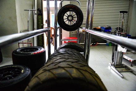 Un conjunto de ruedas MRF Tyres de tipo ZLO en un taller