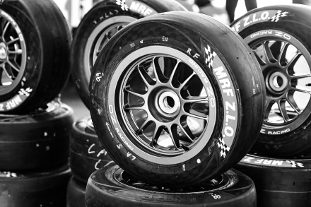 Un conjunto de ruedas MRF Tyres de tipo ZLO en blanco y negro