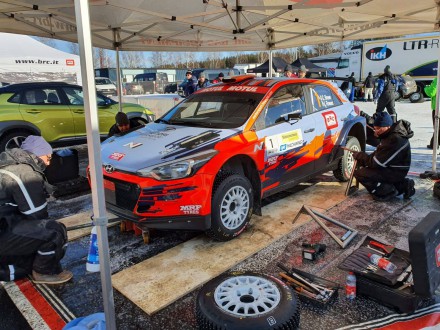 Mecánicos comprobado los neumáticos de un Hyundai i20 R5 en el campeonato del CER