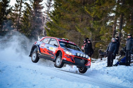 El Hyundai de Craig Breen en una carrera sobre nieve