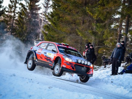 El Hyundai de Craig Breen en una carrera sobre nieve