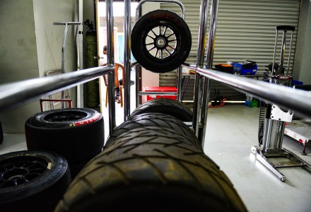 Un conjunto de ruedas MRF Tyres de tipo ZLO en un taller