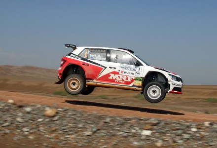 Un Skoda pilotado por Gill Gaurav y copilotado por Macneall Glenn patrocinado por MRF Tyres en un salto en un rally de tierra en China